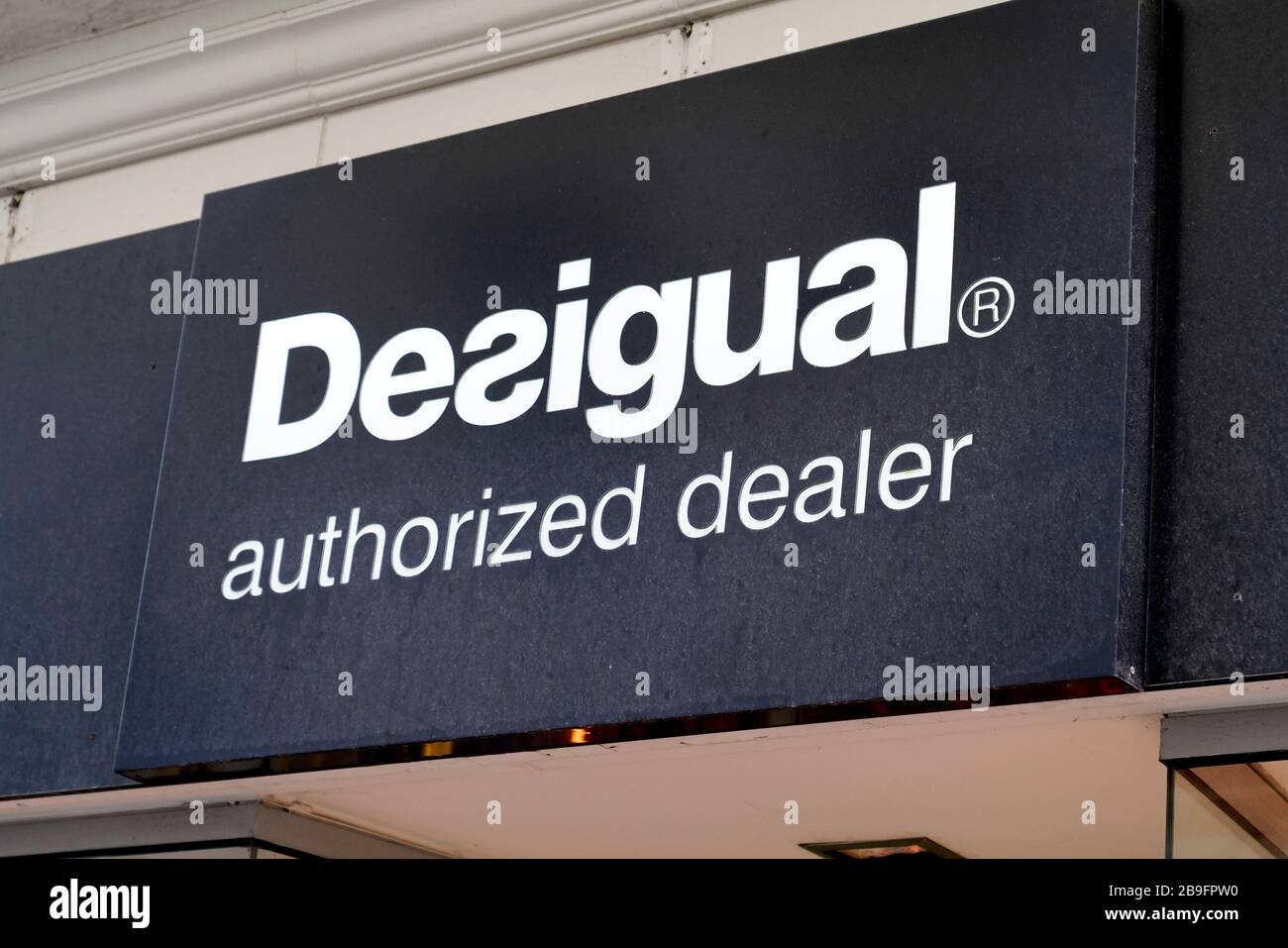 Bordeaux , Aquitaine / France - 02 15 2020 : Desigual distribuidor  autorizado logotipo tienda firma tienda española ropa Marca Fotografía de  stock - Alamy