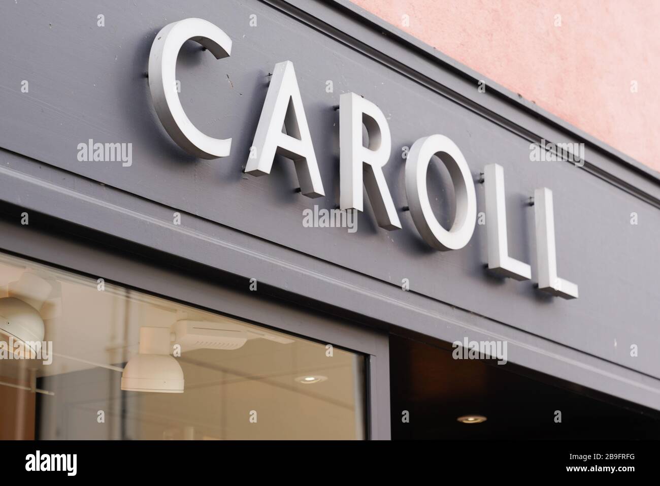 Bordeaux , Aquitaine / France - 02 20 2020 : Caroll signo logotipo texto  tienda de ropa marca francesa para mujeres Fotografía de stock - Alamy
