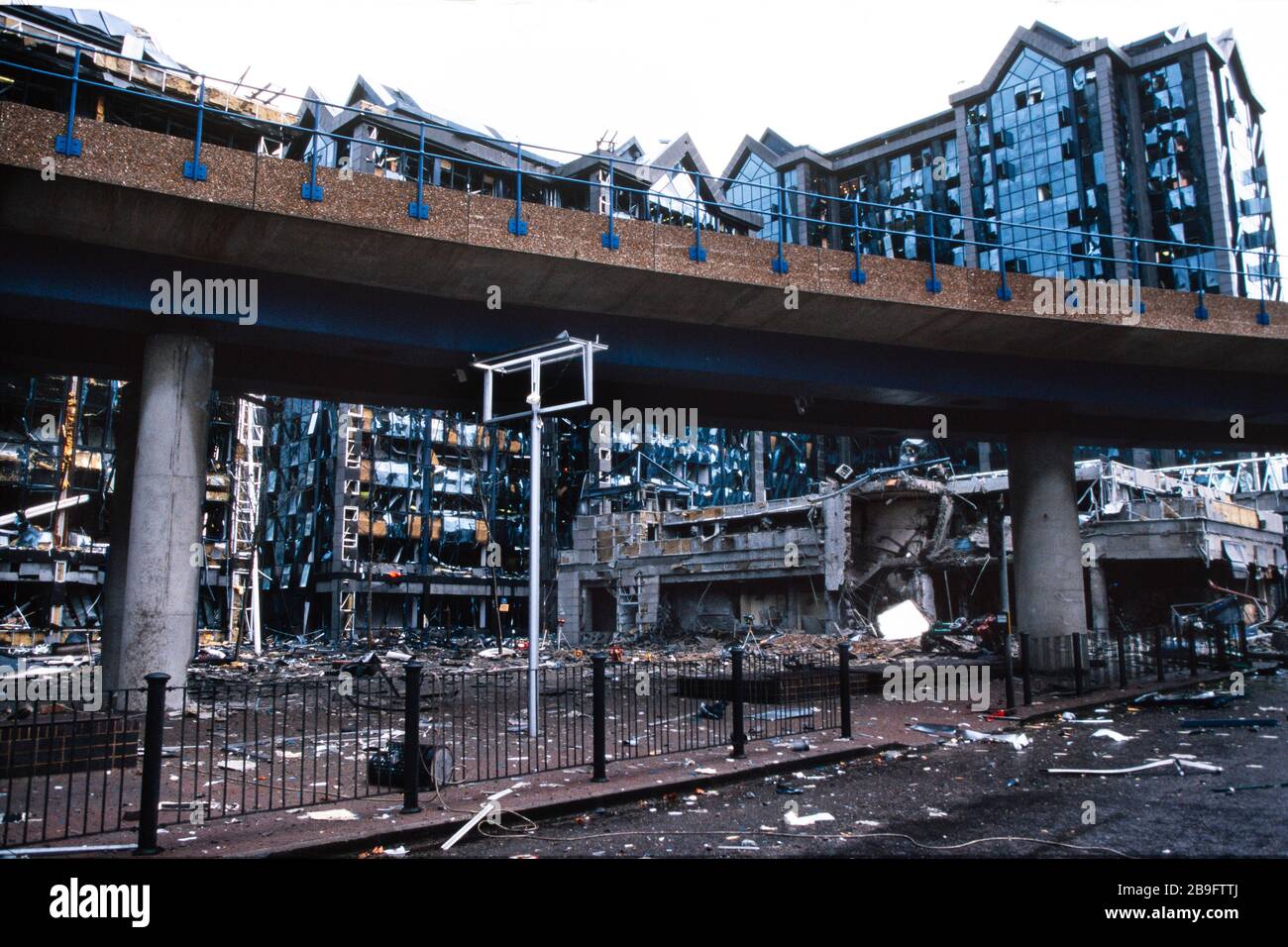 El día después del bombardeo de los Docklands de Londres del 9 de febrero de 1996, después de que el IRA detonara una bomba de camiones poderosa en South Quay, matando a dos y causando daños por valor de £150 millones. Foto de stock