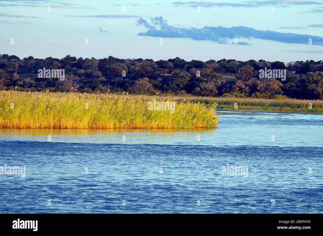 Hermoso tiro dramático del río Kunene, norte de Namibia Foto de stock