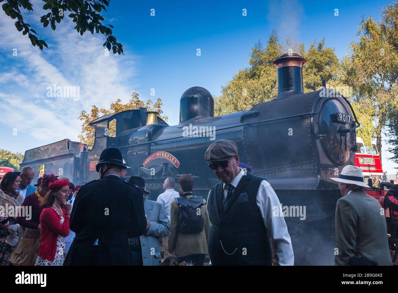 Exposición de transporte en tren de vapor en Goodwood Revival 2018, West Sussex UK Foto de stock