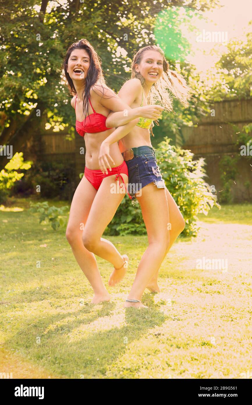 Mujeres en bikini de espalda fotografías e imágenes de alta resolución -  Alamy