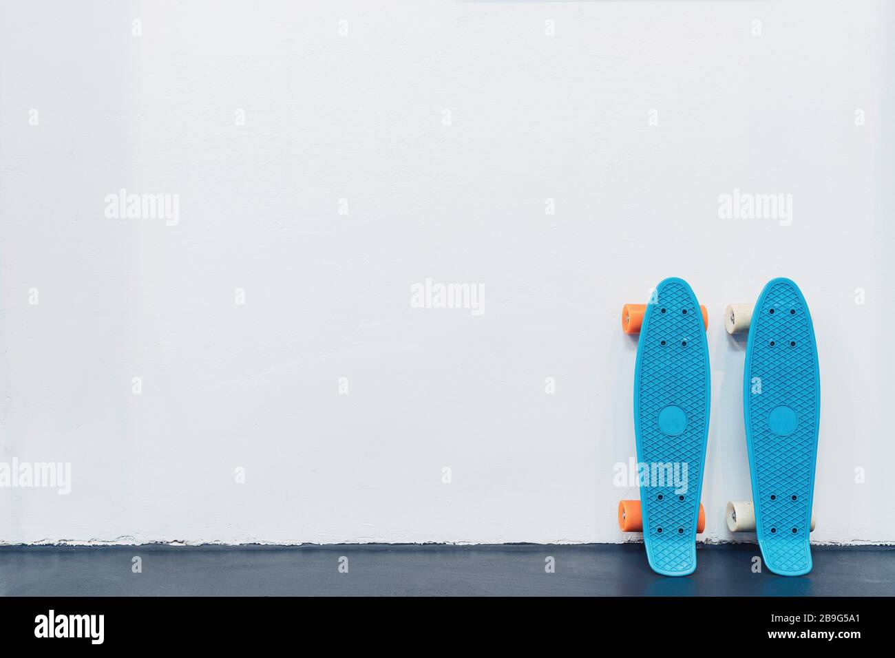 Blue skateboards fotografías e imágenes de alta resolución - Alamy