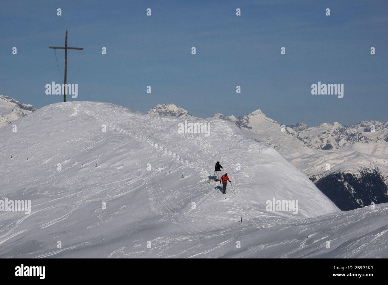 Excursionistas de campo a través en la soleada montaña nevada, Brixen, Tirol del Sur, Italia Foto de stock