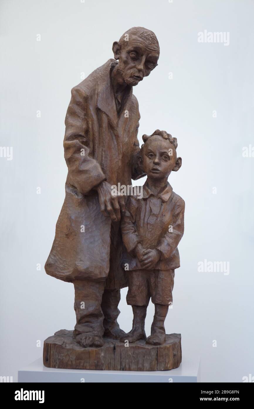 Escultura de madera 'Ciego con un niño' del escultor alemán Christoph Voll (1926) en la Staatliche Kunsthalle Karlsruhe (Galería de Arte Estatal) en Karlsruhe, Baden-Württemberg, Alemania. Foto de stock