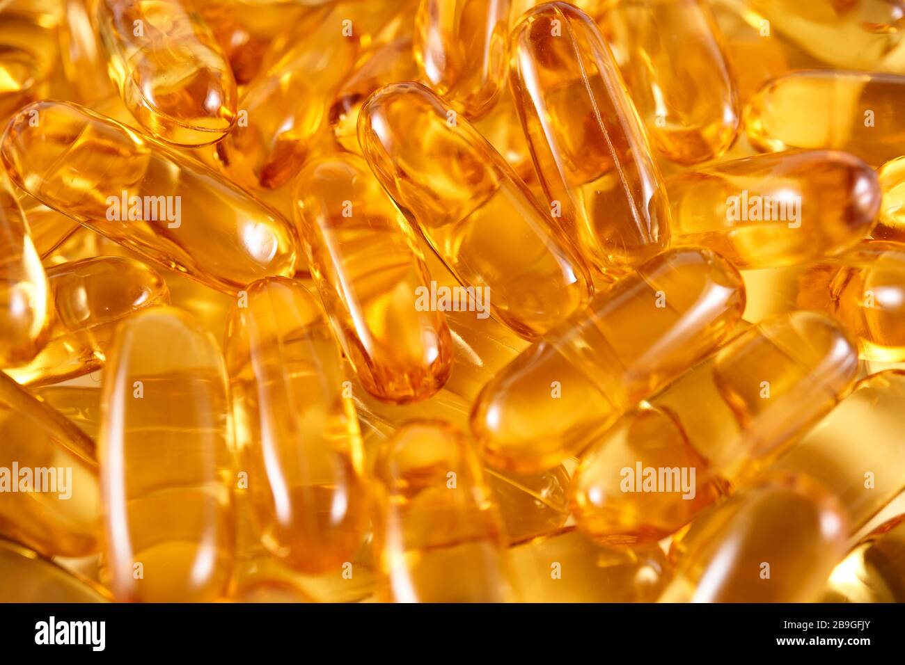 Cápsulas de gelatina de color amarillo suave omega-3 (cierre de vista de rana) Foto de stock