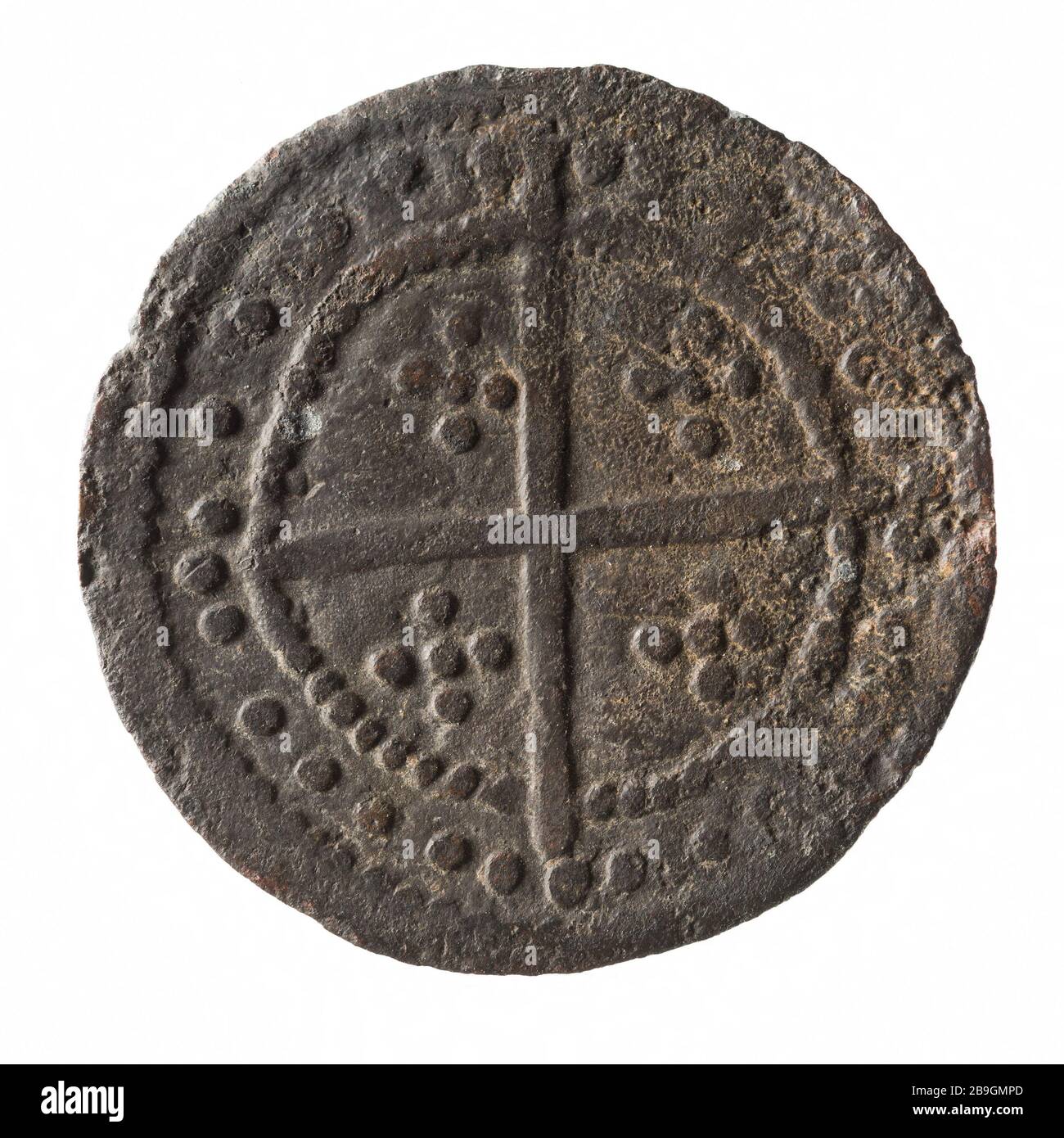 Token de cuenta con Anonyme cruzado de la Edad Media tardía. 'Jeton de compte avec croix, Bas Moyen âge'. Cuivre. 1375-1425. París, musée Carnavalet. Foto de stock