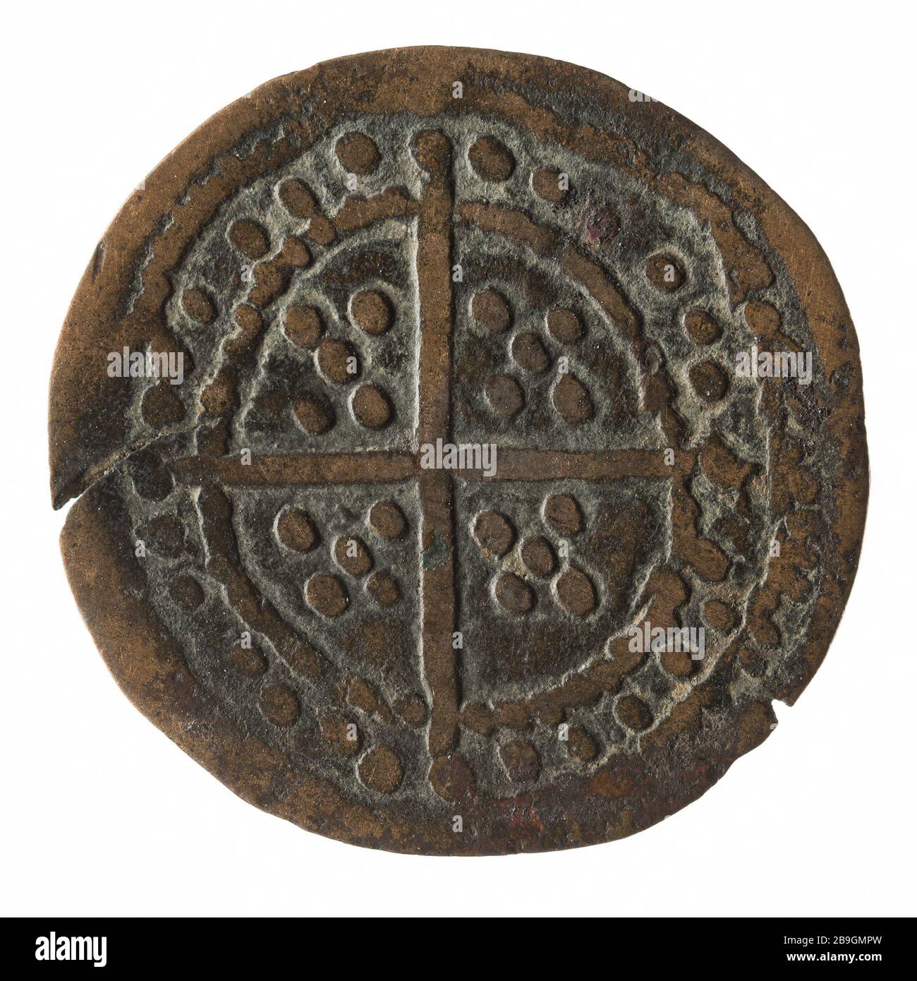 Token de cuenta con Anonyme cruzado de la Edad Media tardía. 'Jeton de compte avec croix, Bas Moyen âge'. Cuivre. 1375-1425. París, musée Carnavalet. Foto de stock