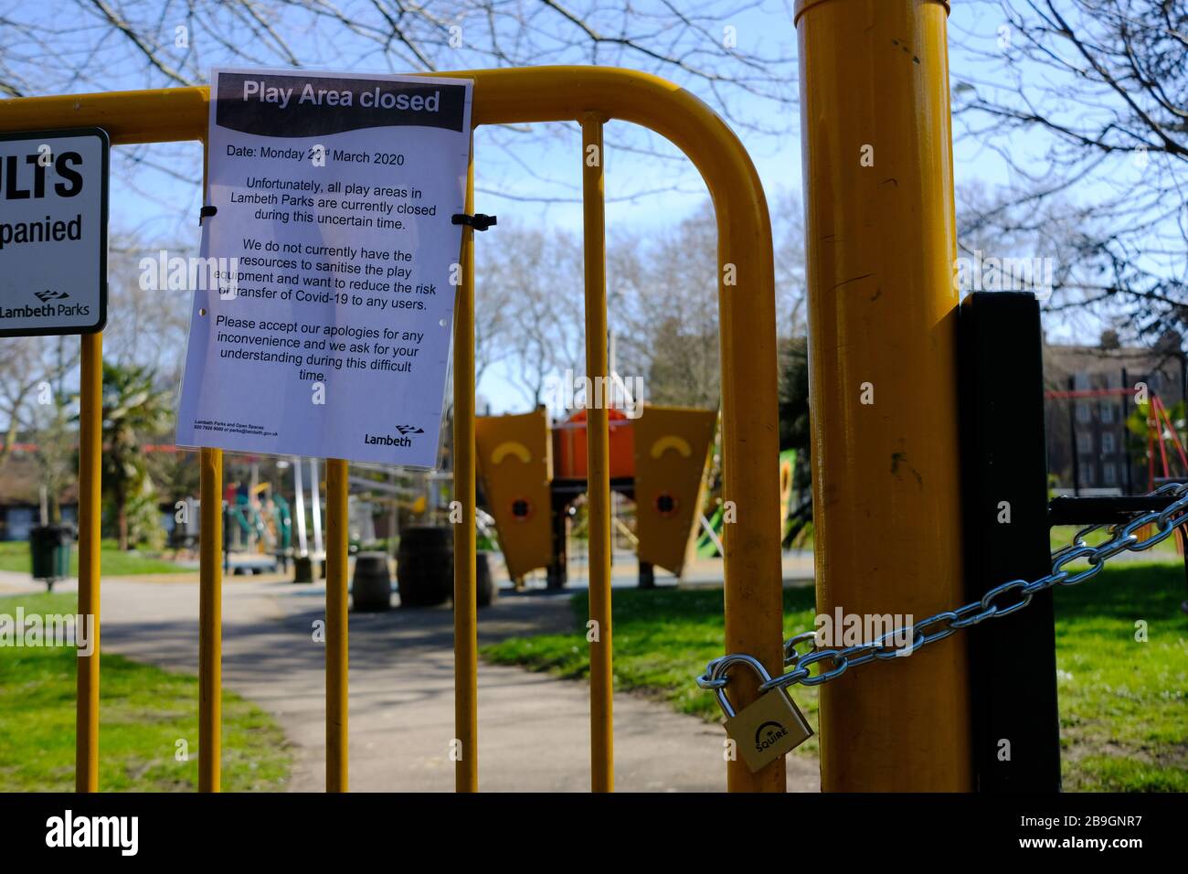 Londres, Reino Unido. 24 de marzo de 2020. Primer día de encierro en Londres Parques infantiles cerrados en Lambeth crédito: Londonphotos/Alamy Live News Foto de stock
