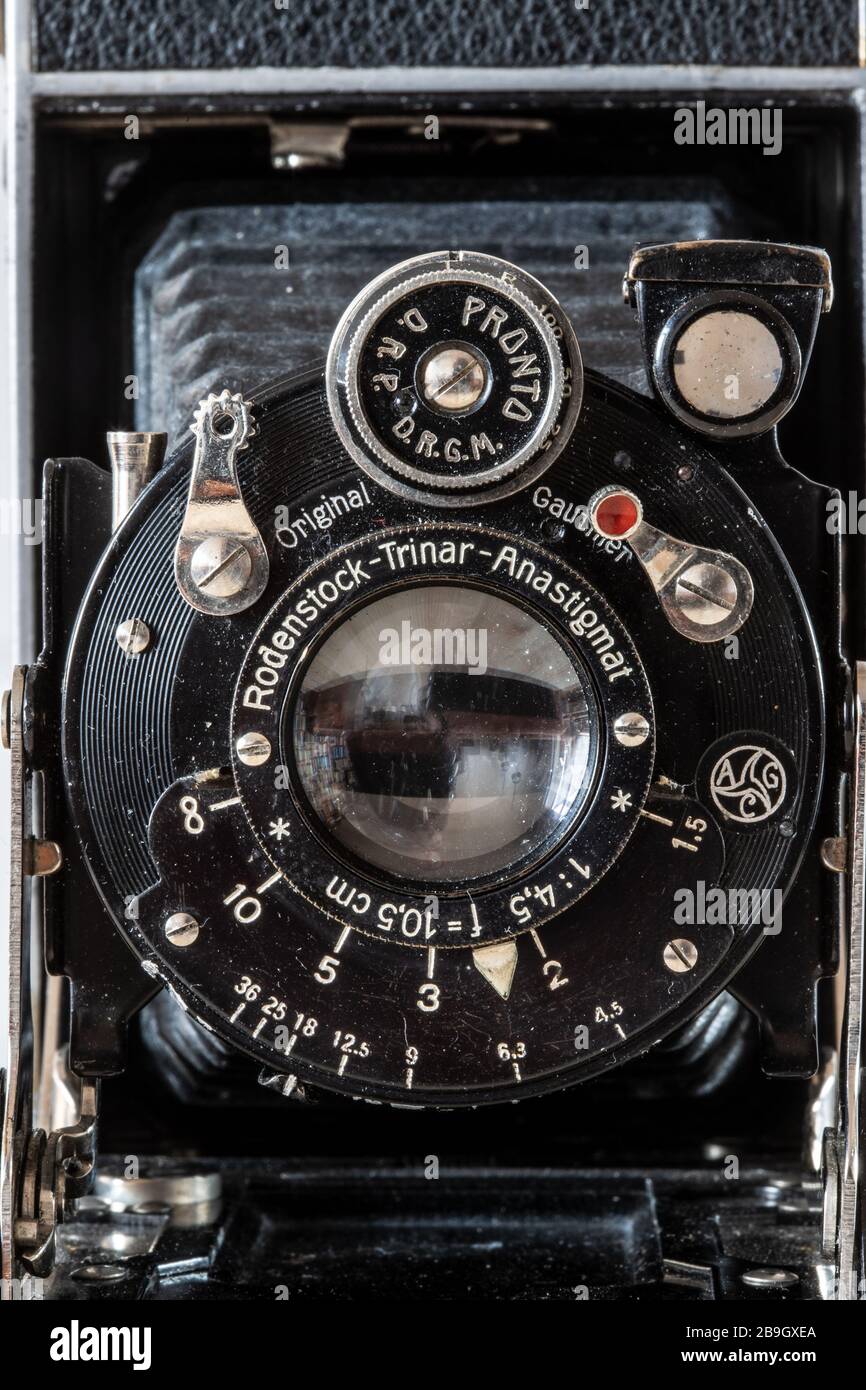 el frente de una antigua cámara analógica histórica Foto de stock