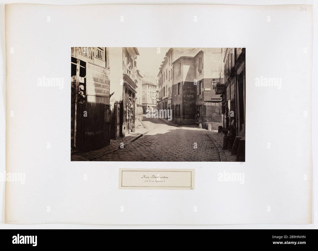 VISTA DE LA CALLE DAUBENTON TOMANDO LA CALLE ELEGANTE, EL DISTRITO 5, PARÍS Rue Daubenton, vue pry de la rue Gracieuse. París (Vème arr.), 1865-1868. Fotografía de Charles Marville (1813-1879). París, musée Carnavalet. Foto de stock