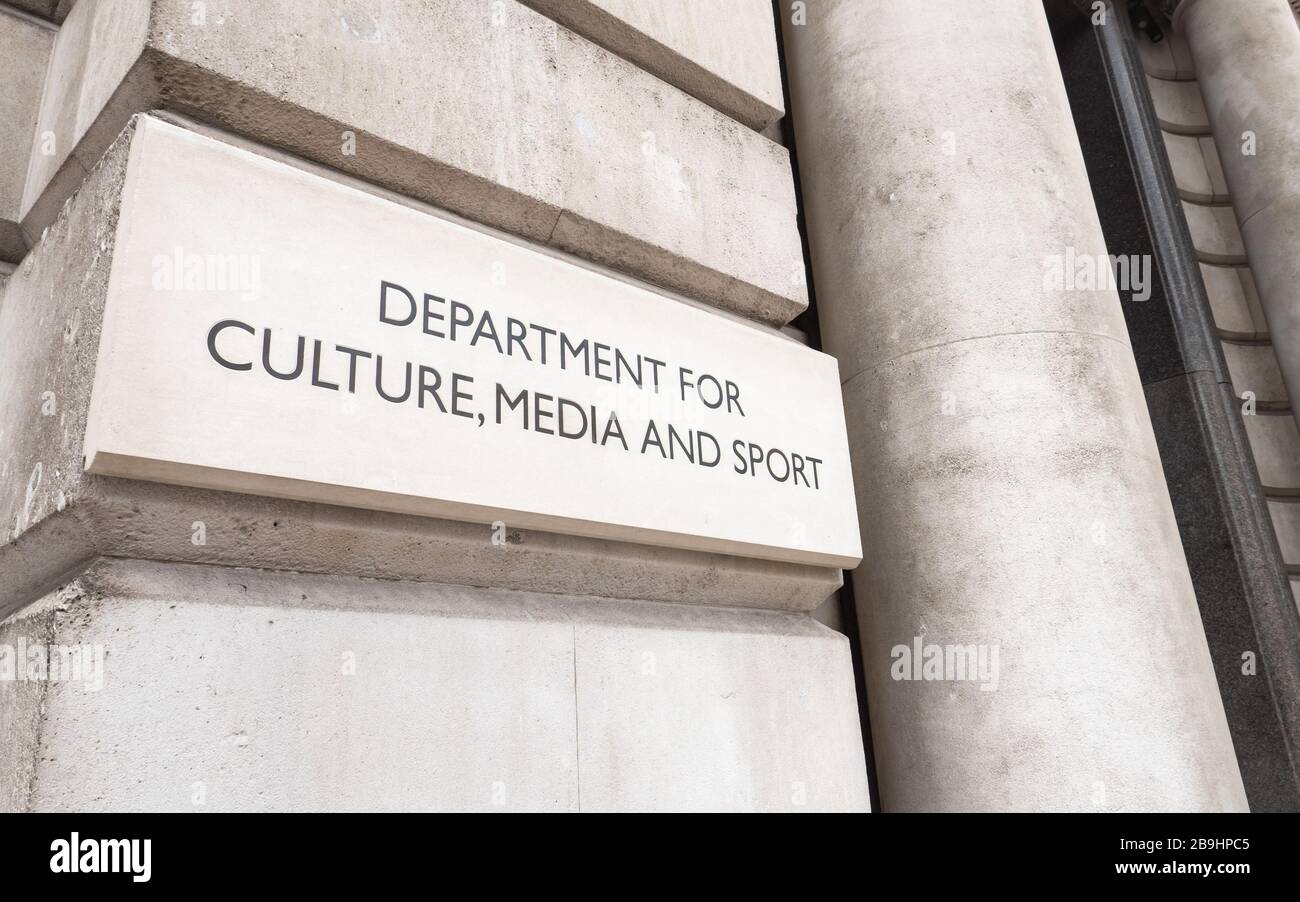 Departamento de Cultura, Medios de Comunicación y Deporte. Señal de entrada al edificio del gobierno del Reino Unido para el DCMS en el Whitehall de Londres, Inglaterra. Foto de stock