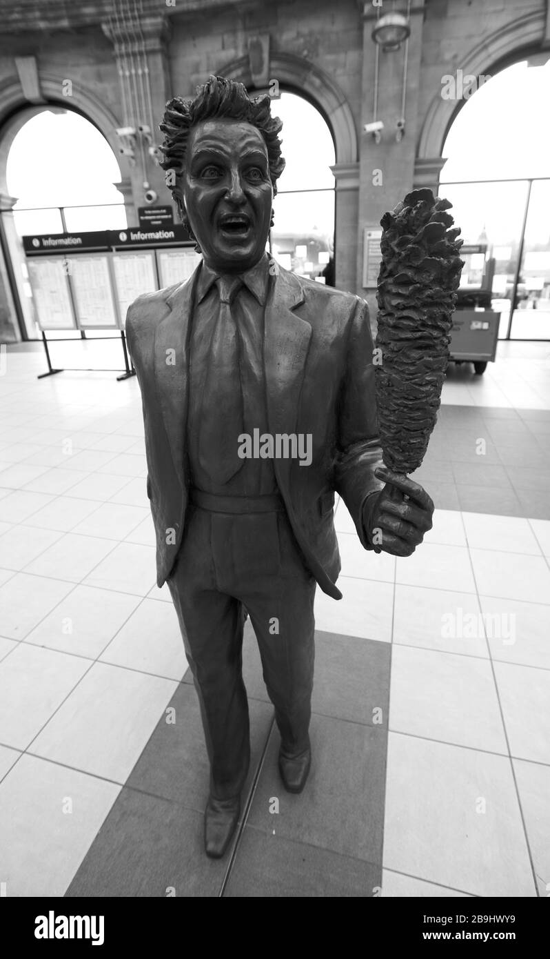 Estatua de Ken Dodd en la estación de ferrocarril de Lime Street en Liverpool, Inglaterra, Reino Unido Foto de stock