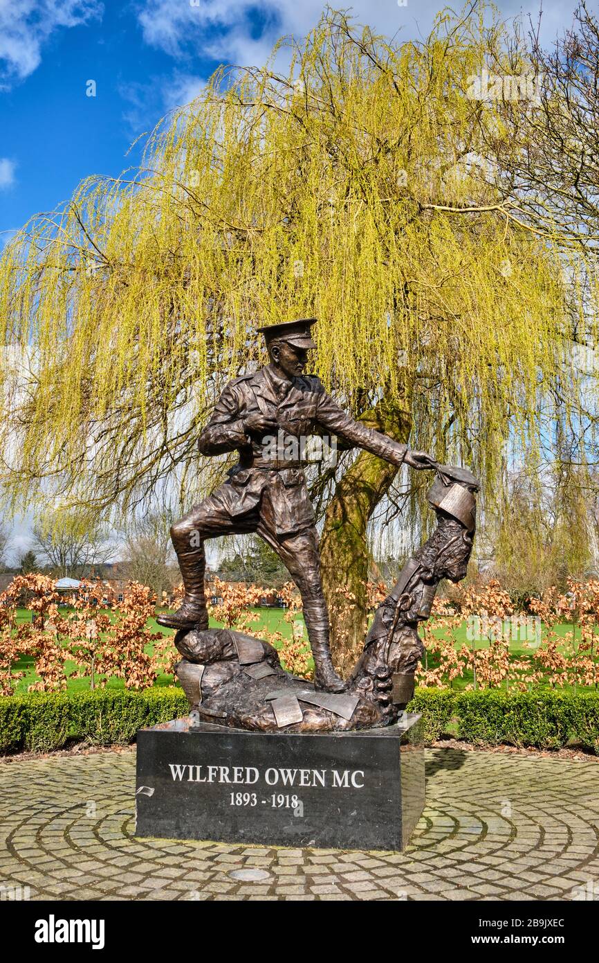 Estatua de Wilfred Owen, cae Glas Park, Oswestry, Shropshire Foto de stock