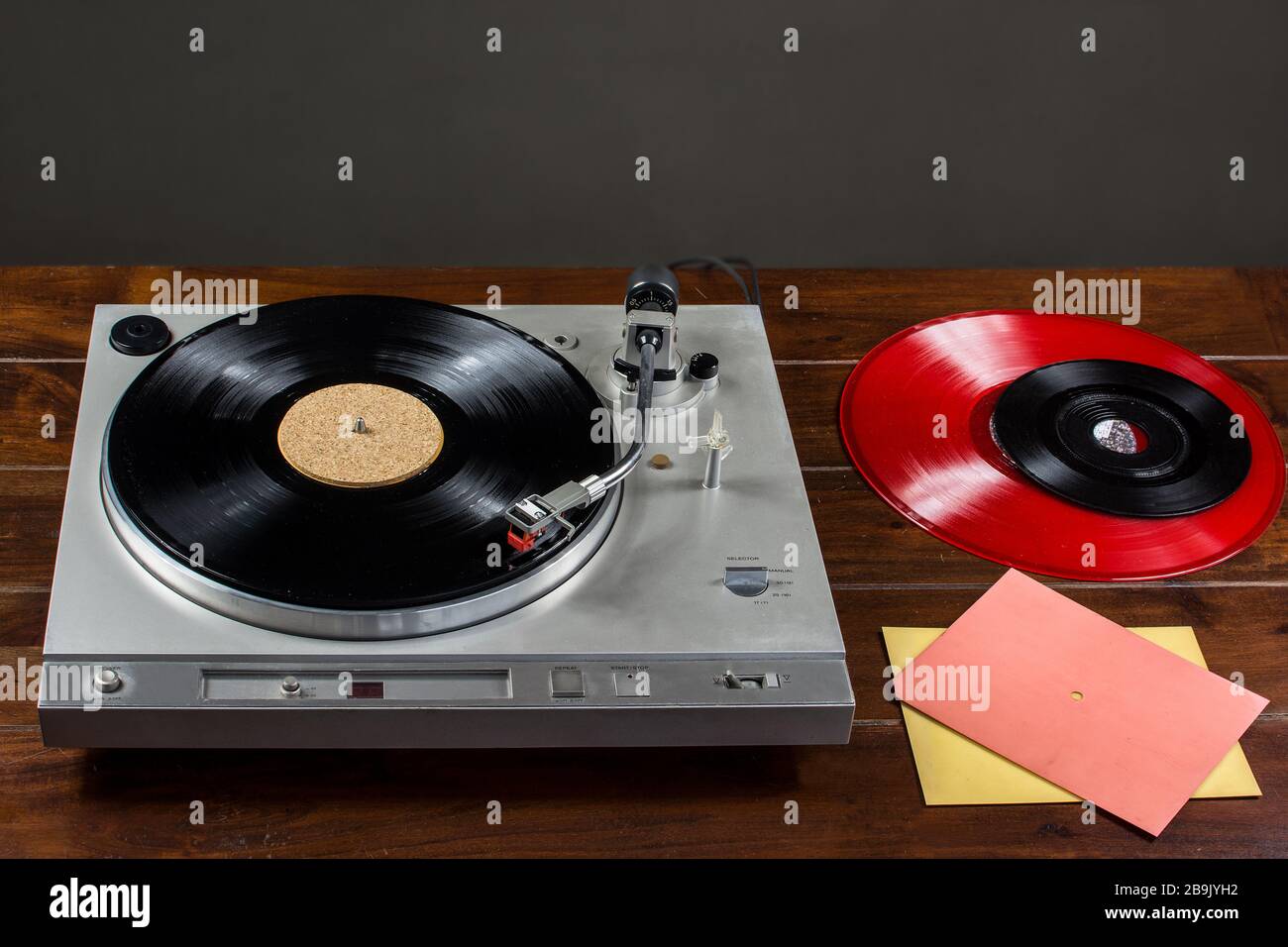 disco de vinilo negro sobre plato giratorio, coloridos discos de vinilo  Fotografía de stock - Alamy