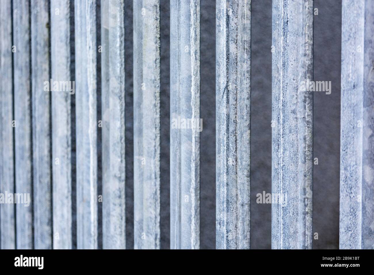 Fila de postes de vallado de acero galvanizado en la luz del sol. Para el muro fronterizo de México-Estados Unidos, el movimiento restringido, mirar más allá, la barrera física, la prisión, la encierro Foto de stock