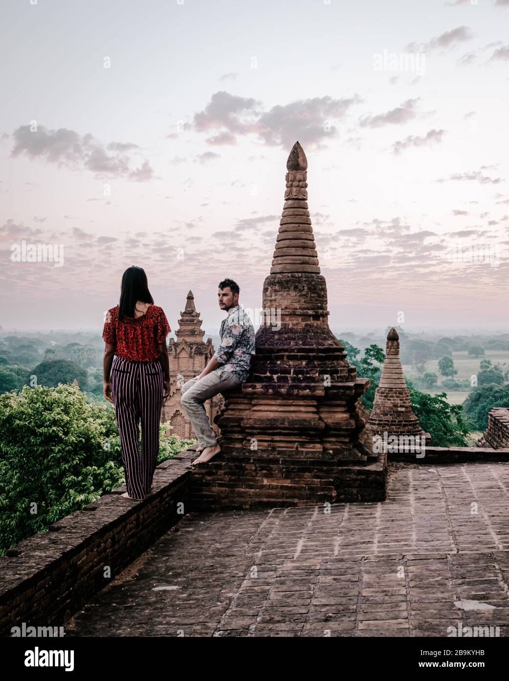 Myanmar, pareja amanecer Bagan, hombres mujer puesta de sol Bagan.casco antiguo de Bagan Myanmar, Pagodas y Templos de Burma Pagodas Asia antiguas ruinas Foto de stock