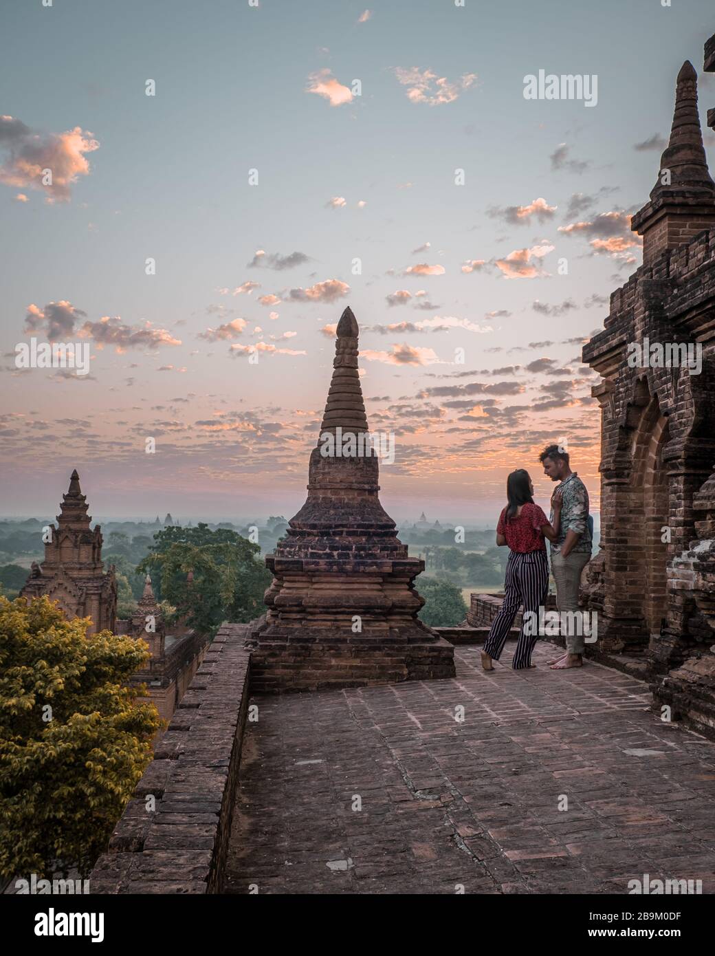 Myanmar, pareja amanecer Bagan, hombres mujer puesta de sol Bagan.casco antiguo de Bagan Myanmar, Pagodas y Templos de Burma Pagodas Asia antiguas ruinas Foto de stock