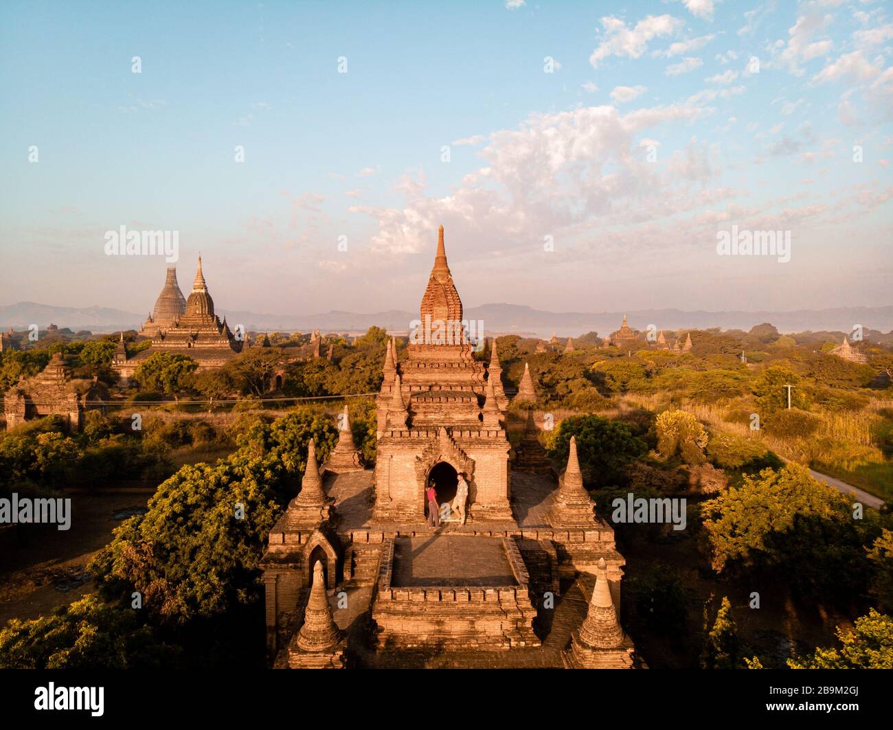 Myanmar, pareja amanecer Bagan, hombres mujer puesta de sol Bagan.casco antiguo de Bagan Myanmar, Pagodas y Templos de Burma Pagodas Asia antiguas ruinas Foto de stock