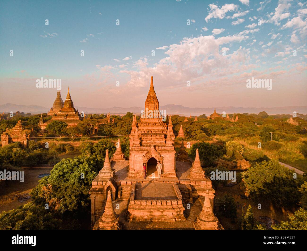Myanmar, pareja amanecer Bagan, hombres mujer puesta de sol Bagan.casco antiguo de Bagan Myanmar, Pagodas y Templos de Burma Pagodas Asia antiguas ruinas Foto de stock