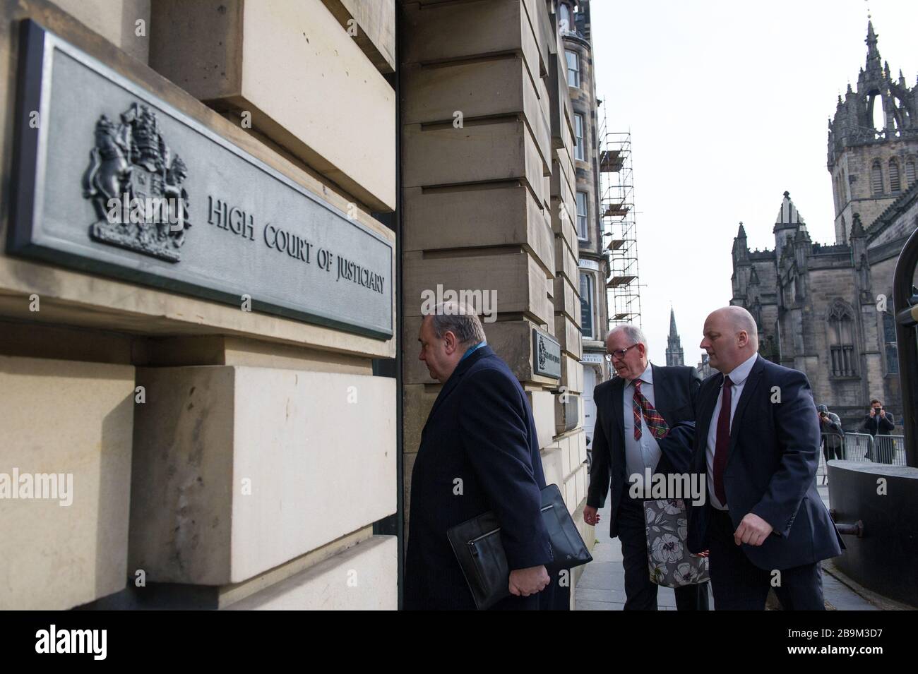 Edimburgo, Reino Unido. 23 de marzo de 2020. Foto: Alex Salmond - ex primer Ministro de Escocia y ex líder del Partido Nacional Escocés (SNP). Alex Salmond es visto llegar al Tribunal Superior el día once de su juicio, donde se espera que el Jurado devuelva un veredicto más tarde hoy. Foto de stock
