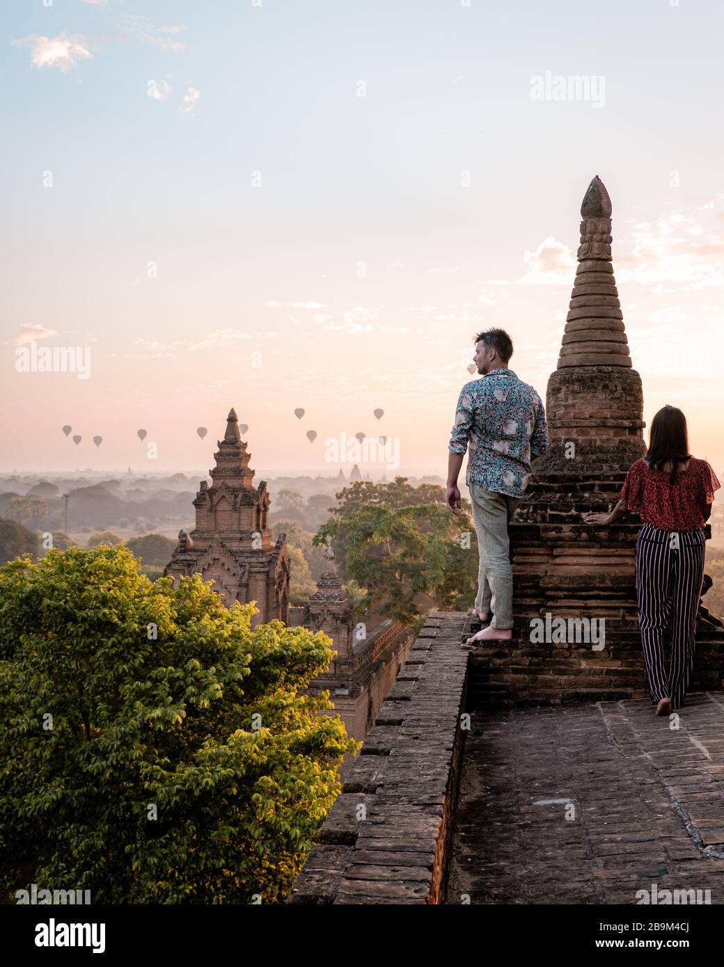 Myanmar, pareja amanecer Bagan, hombres mujer puesta de sol Bagan.casco antiguo de Bagan Myanmar, Pagodas y Templos de Burma Pagodas Asia antiguas ruinas Foto de stock