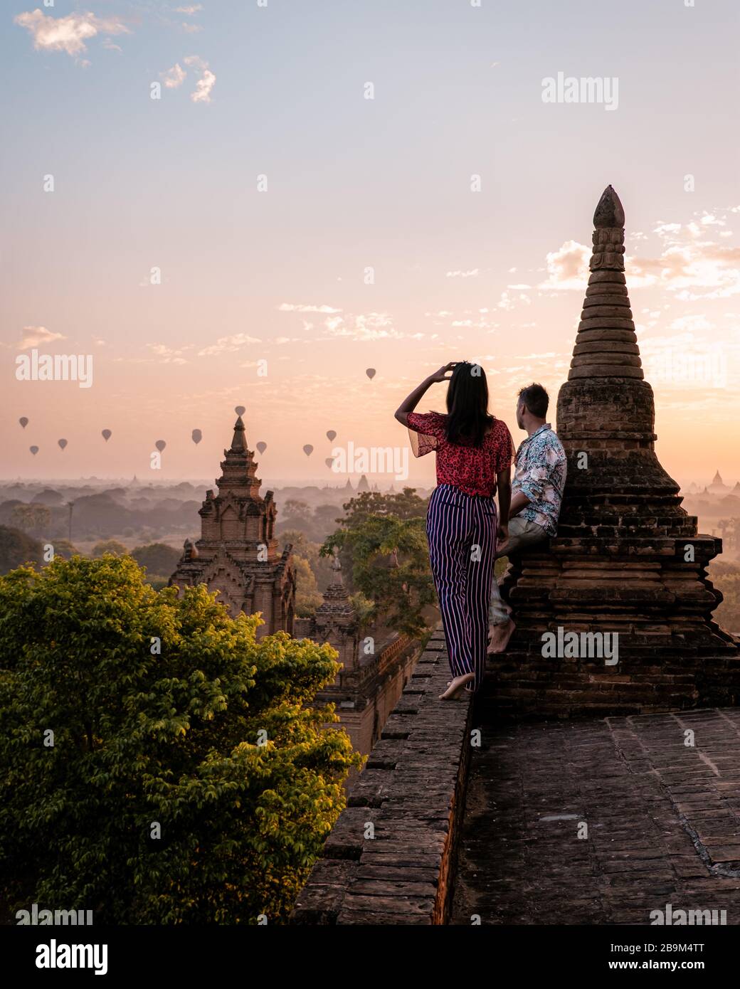 Myanmar, pareja amanecer Bagan, hombres mujer puesta de sol Bagan.casco antiguo de Bagan Myanmar, Pagodas y Templos de Burma Pagodas Asia antiguas ruinas Foto de stock
