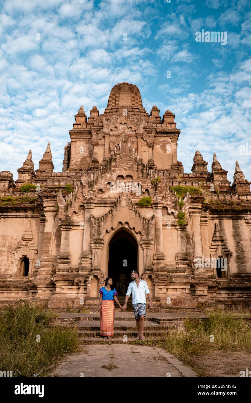 Myanmar, pareja amanecer Bagan, hombres mujer puesta de sol Bagan.casco antiguo de Bagan Myanmar, Pagodas y Templos de Burma Pagodas Asia antiguas ruinas Foto de stock
