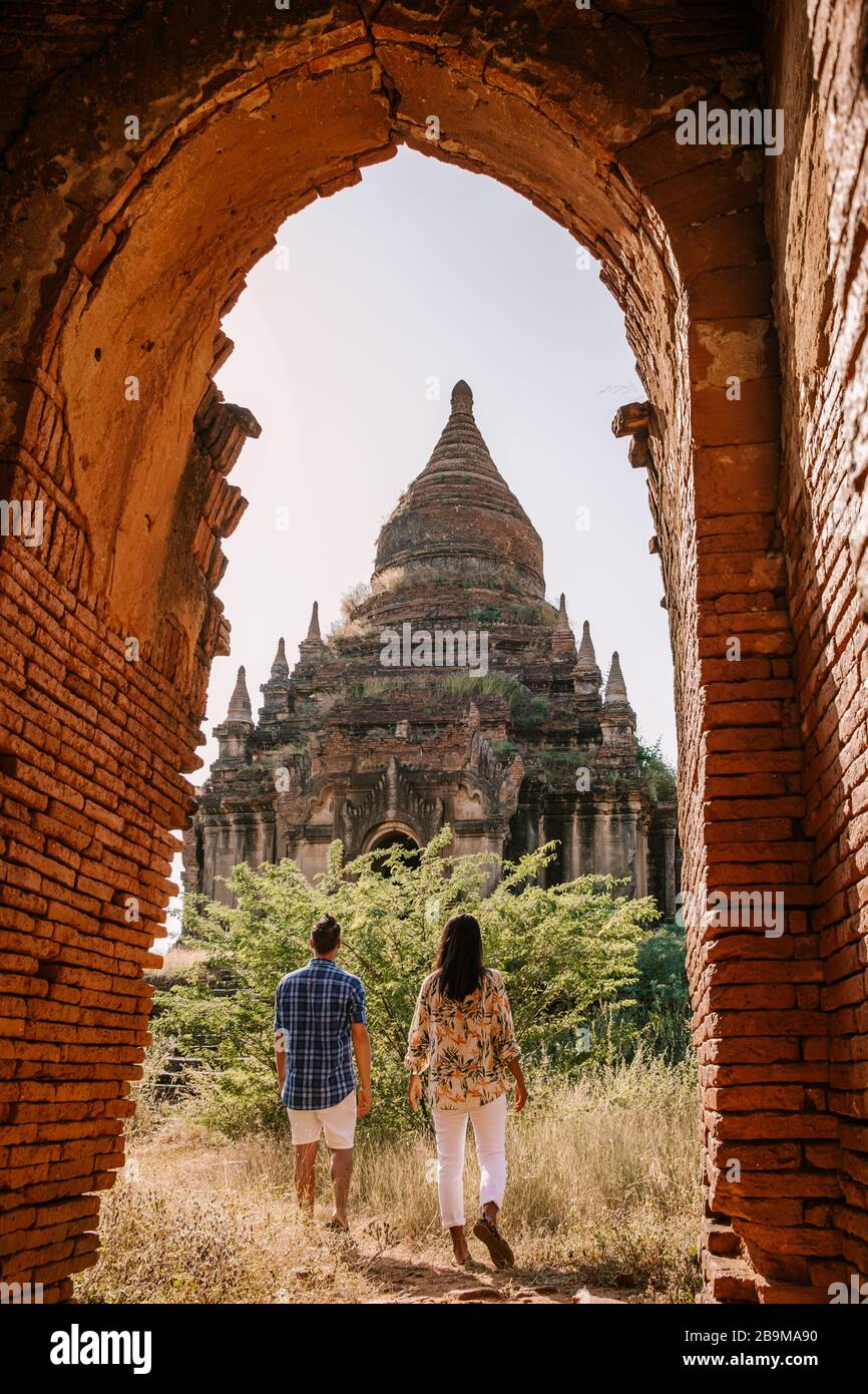 Myanmar, pareja amanecer Bagan, hombres mujer puesta de sol Bagan.casco antiguo de Bagan Myanmar, Pagodas y Templos de Burma Pagodas Asia antiguas ruinas Foto de stock