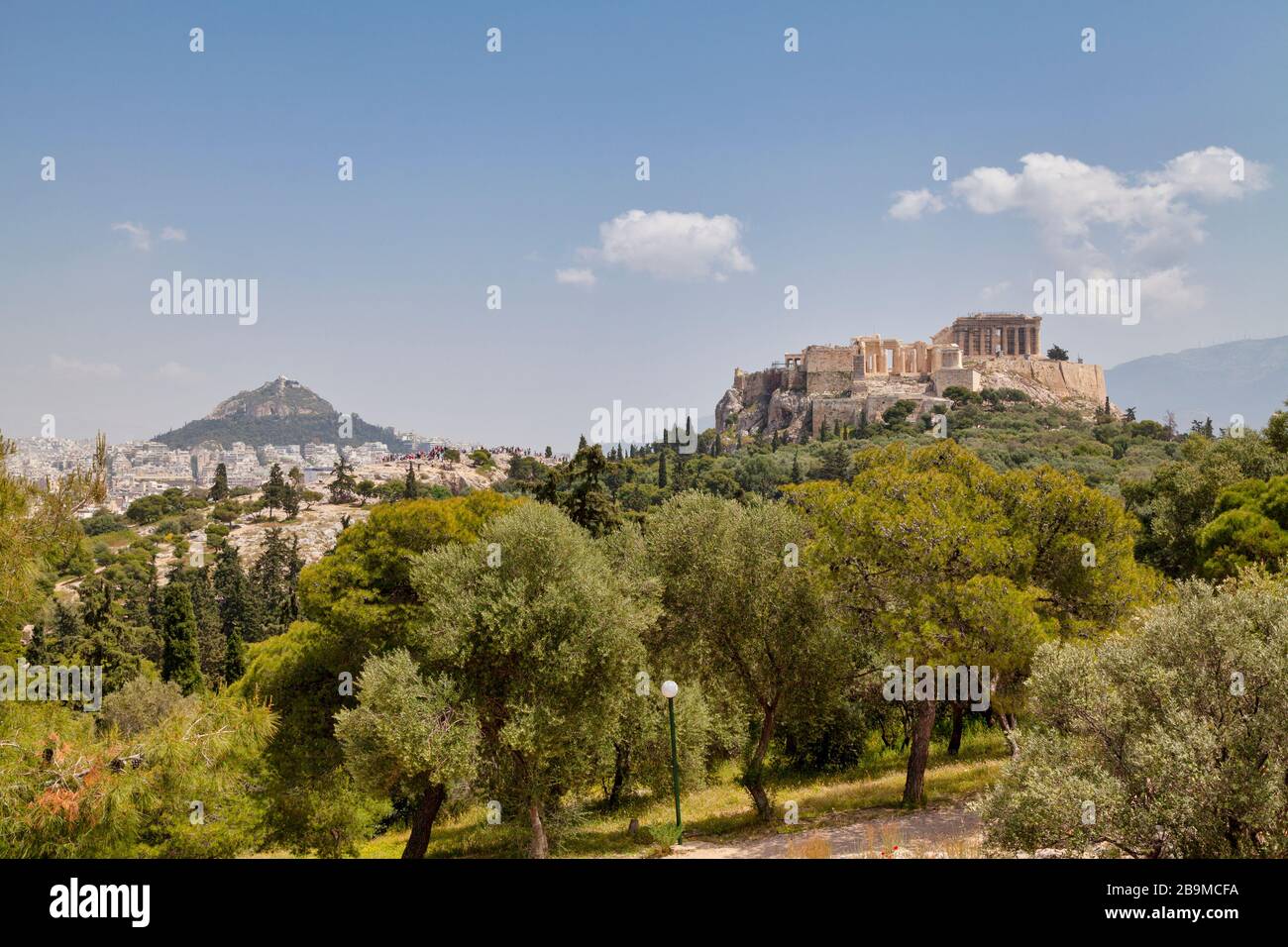 La Acrópolis de Atenas y la Iglesia de San Jorge en la cima del Monte Lycabettus. Foto de stock