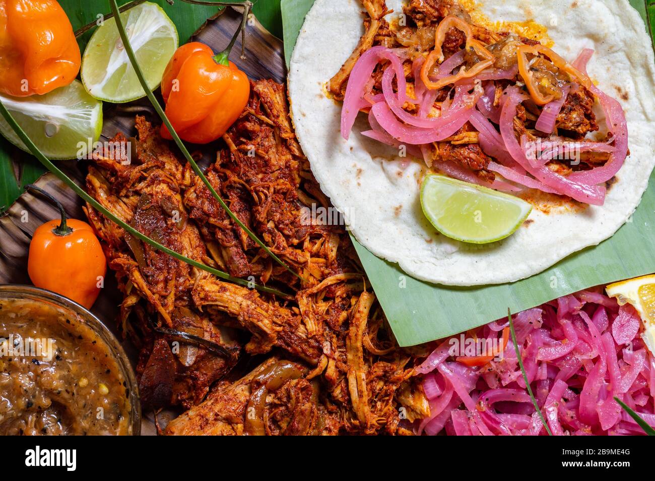 Cochinita Pibil, plato de cerdo asado a pito mexicano Fotografía de