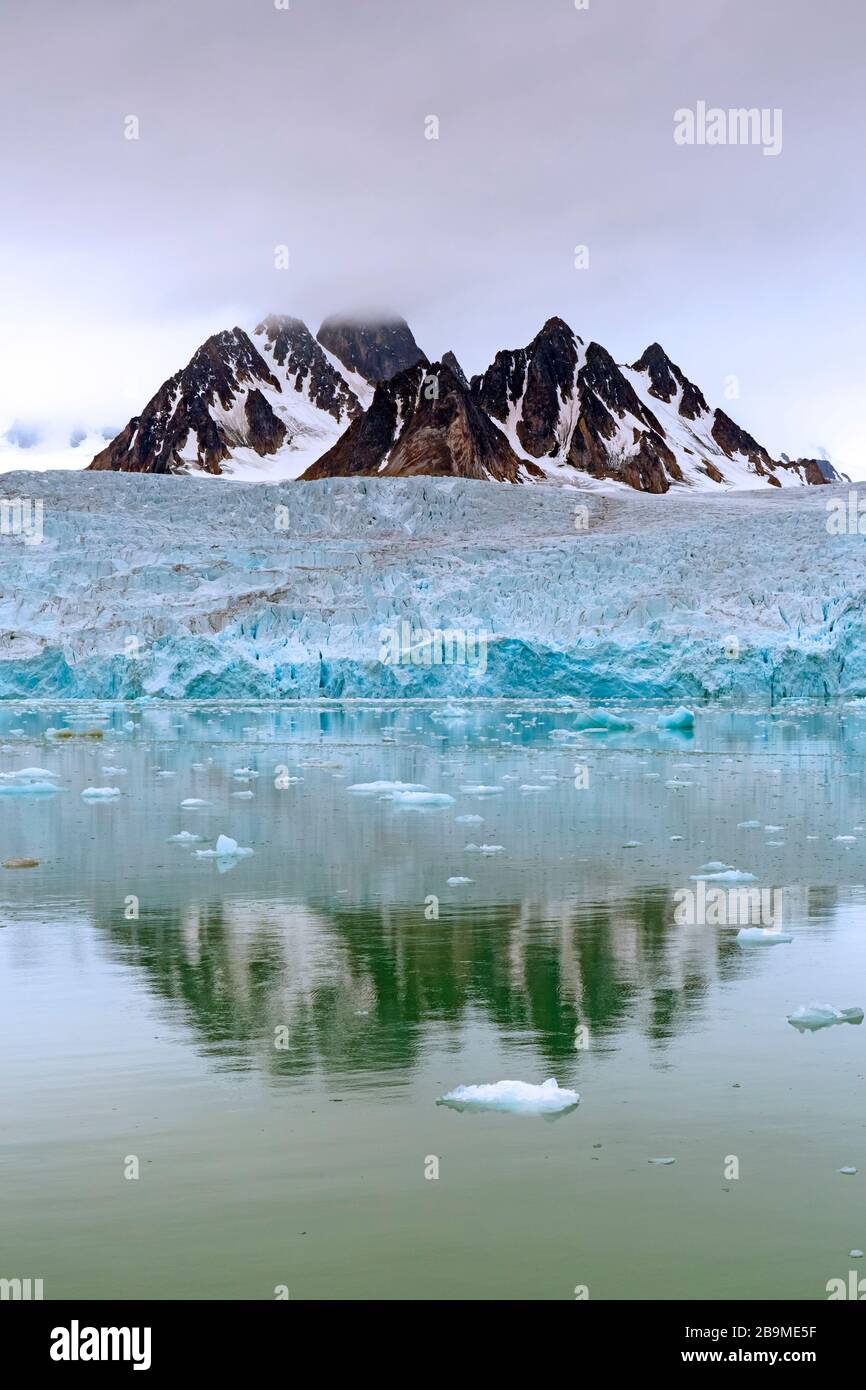 Monacobreren, glaciar en Haakon VII Tierra que se desglega en Liefdefjorden, Spitsbergen / Svalbard, Noruega Foto de stock