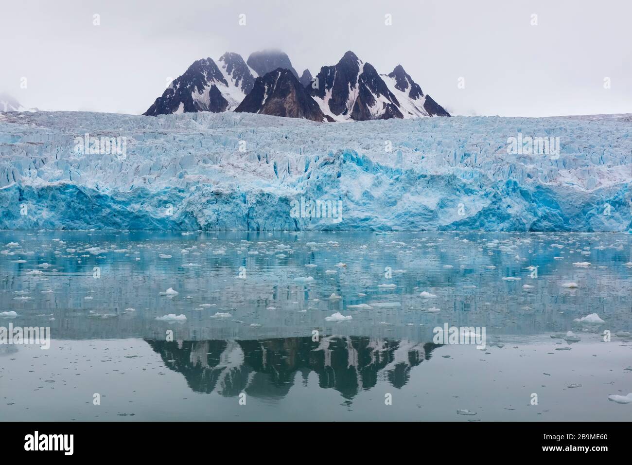 Monacobreren, glaciar en Haakon VII Tierra que se desglega en Liefdefjorden, Spitsbergen / Svalbard, Noruega Foto de stock