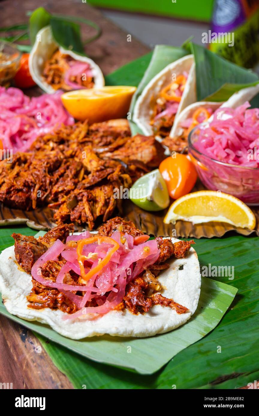 Cochinita Pibil, plato mexicano de cerdo asado a boxes de Yucatán