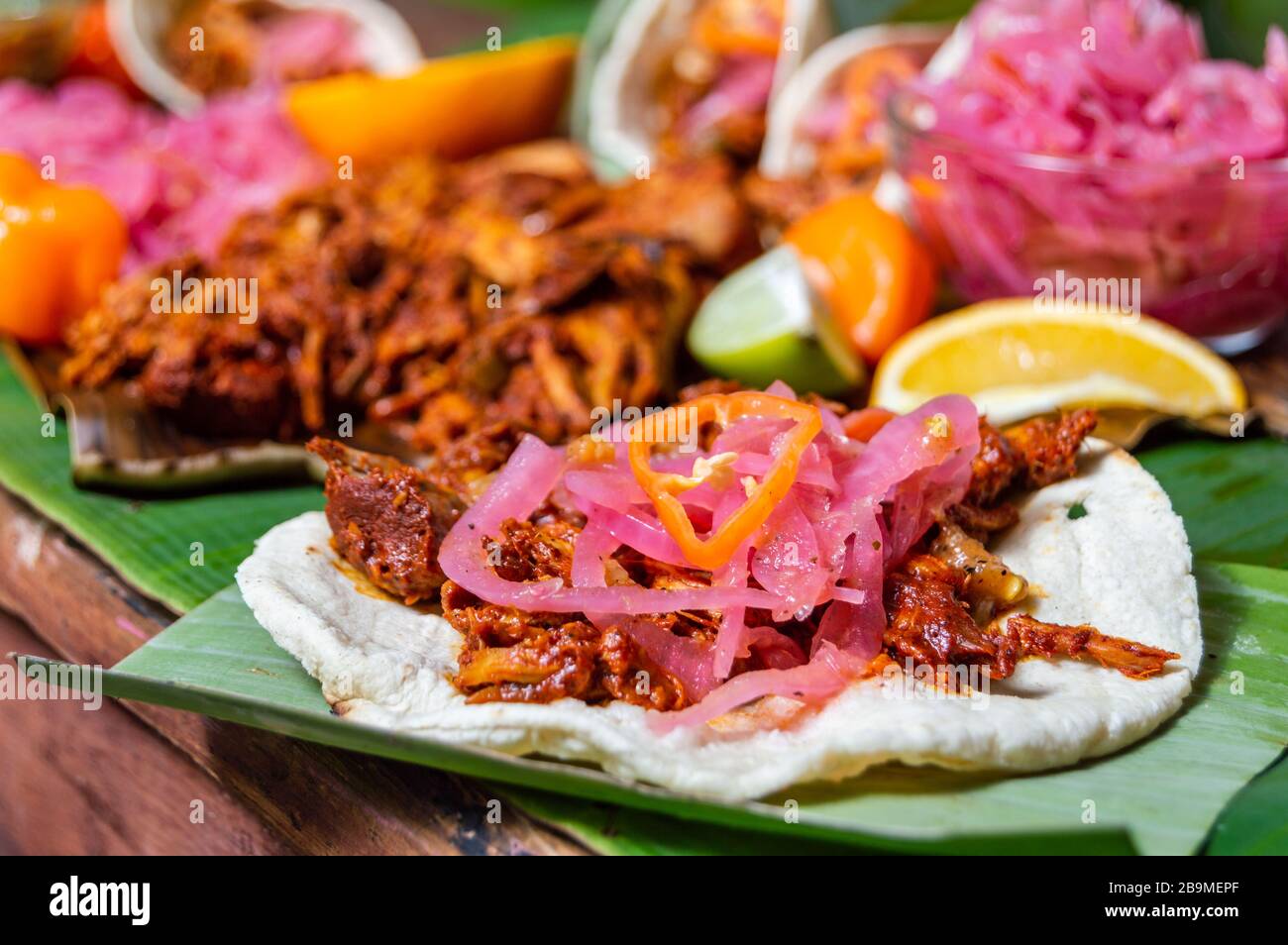 Cochinita Pibil, plato mexicano de cerdo asado a boxes de Yucatán