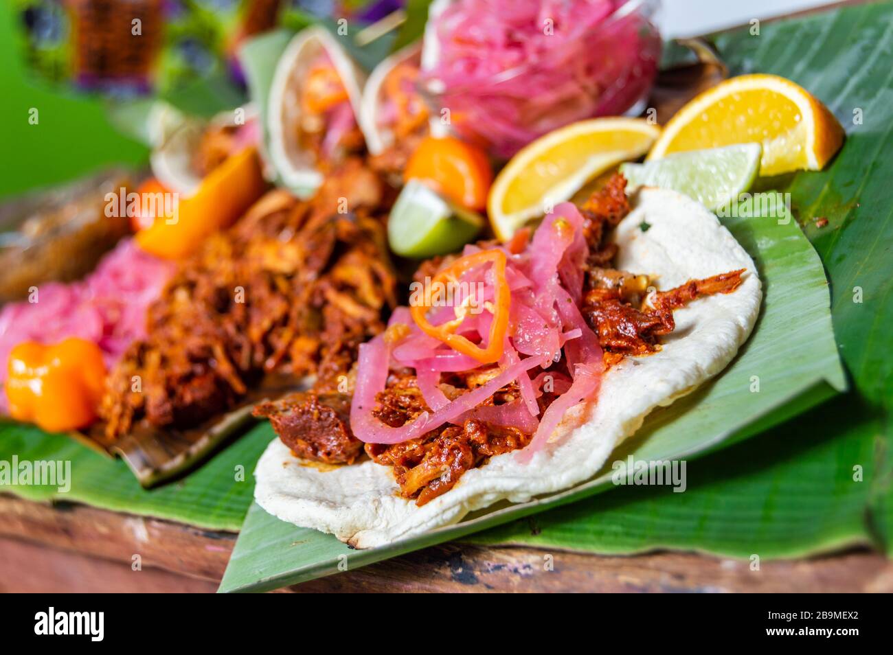 Cochinita Pibil, plato mexicano de cerdo asado a boxes de Yucatán