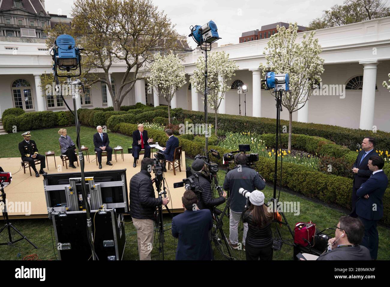 Washington, EE.UU. 24 de marzo de 2020. El presidente Donald Trump  participa en un Ayuntamiento Virtual de Fox News sobre el Coronavirus, en  el Jardín de Rosas de la Casa Blanca. Varios