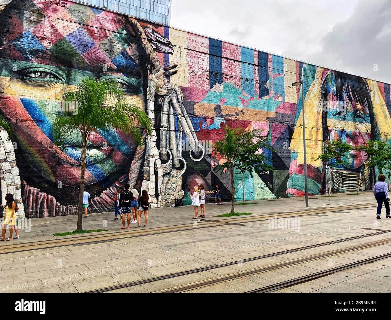 Enorme mural, más grande del mundo, 560 pies, 2016, artista Eduardo Kobra, graffiti, Etnias etnias, somos uno, representa humanidades ancestros comunes, yo Foto de stock