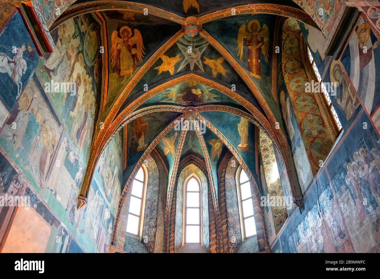 Lublin, Lubelskie / Polonia - 2019/08/18: Frescos medievales y arquitectura dentro de la Capilla de la Santísima Trinidad dentro del castillo de Lublin fortaleza real en el hist Foto de stock