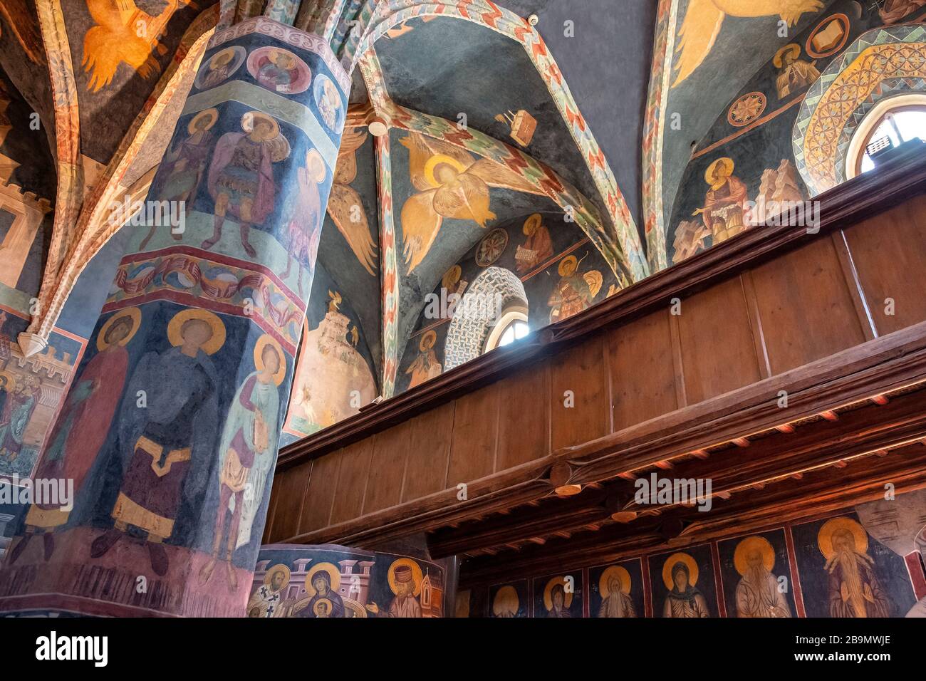 Lublin, Lubelskie / Polonia - 2019/08/18: Frescos medievales y arquitectura dentro de la Capilla de la Santísima Trinidad dentro del castillo de Lublin fortaleza real en el hist Foto de stock