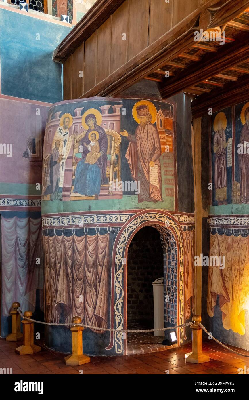 Lublin, Lubelskie / Polonia - 2019/08/18: Frescos medievales y arquitectura dentro de la Capilla de la Santísima Trinidad dentro del castillo de Lublin fortaleza real en el hist Foto de stock