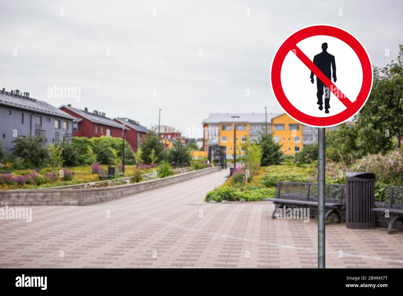 Signo de prohibición de gente caminando. Aislamiento automático de cuarentena Foto de stock