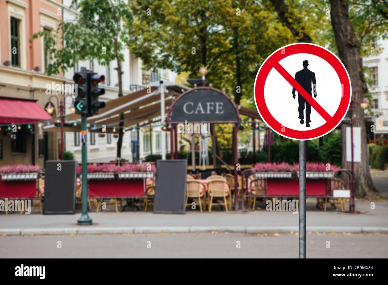 Signo de prohibición de gente caminando. Aislamiento automático de cuarentena Foto de stock