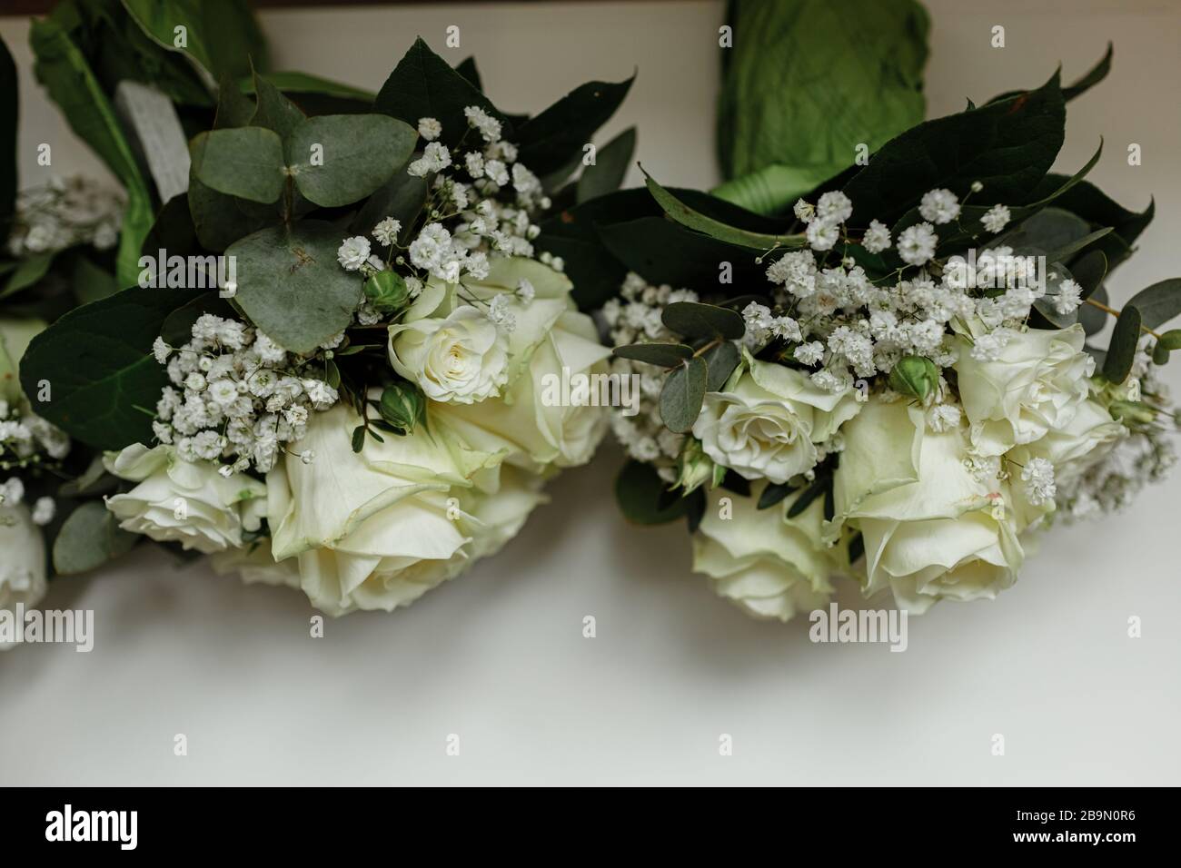 ramos de boda de rosas blancas y verdes para damas de honor en una mesa  blanca. brides morning. accesorios de boda. enfoque selectivo Fotografía de  stock - Alamy
