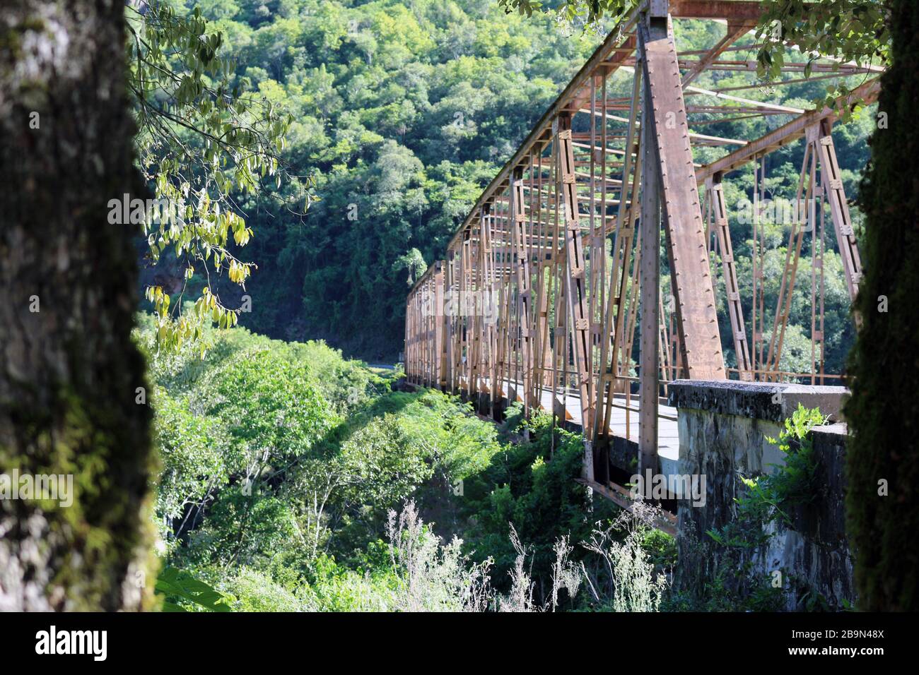 Vista central o lateral de un viejo puente de hierro. Sólida estructura que une dos municipios de Rio Grande do Sul. Foto de stock