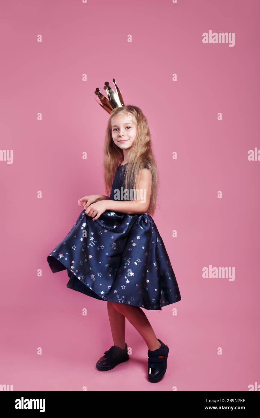 Feliz Celebracion De Cumpleanos Nina De Vestido Princesa Y Corona Sobre Fondo Rosa Fotografia De Stock Alamy