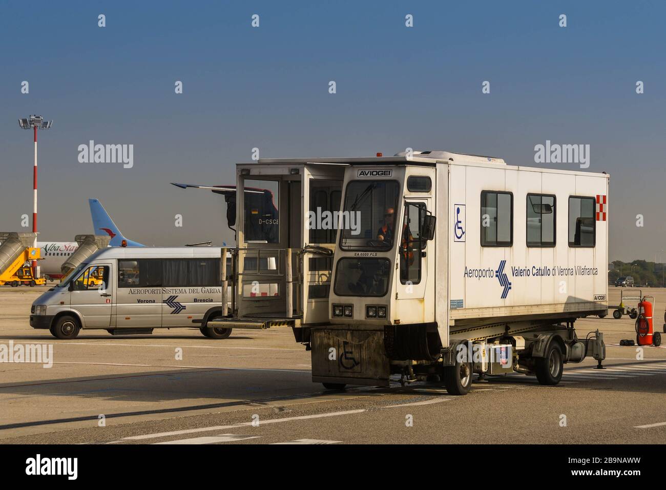 VERONA, ITALIA - SEPTIEMBRE de 2018: Vehículo de transferencia especializado que permite a los pasajeros con silla de ruedas subir a bordo de sus aviones Foto de stock