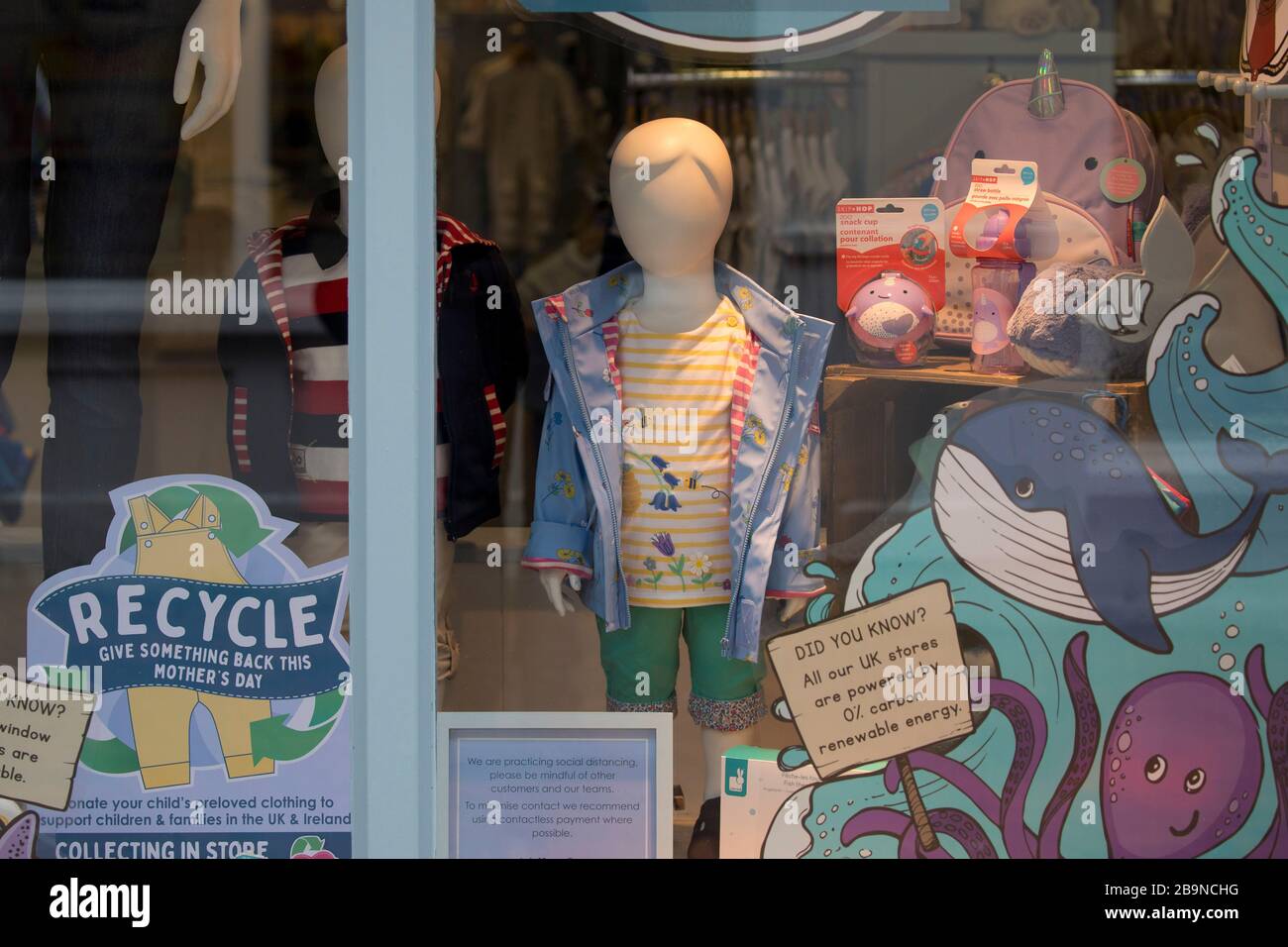 Un Cartel Se Encuentra Sobre Una Tienda De Ropa Jojo Mam Bebe En Guildford Surrey U K Friday March Fotografia De Stock Alamy