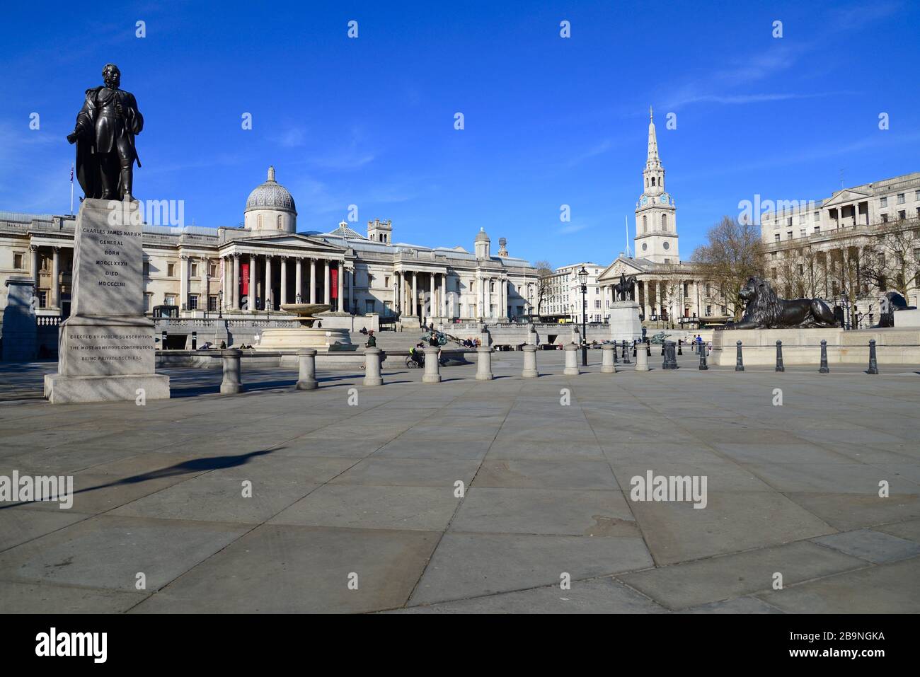 Una plaza de Trafalgar desierta, el día antes del cierre de Londres como resultado de la pandemia del Coronavirus de 2020 Foto de stock