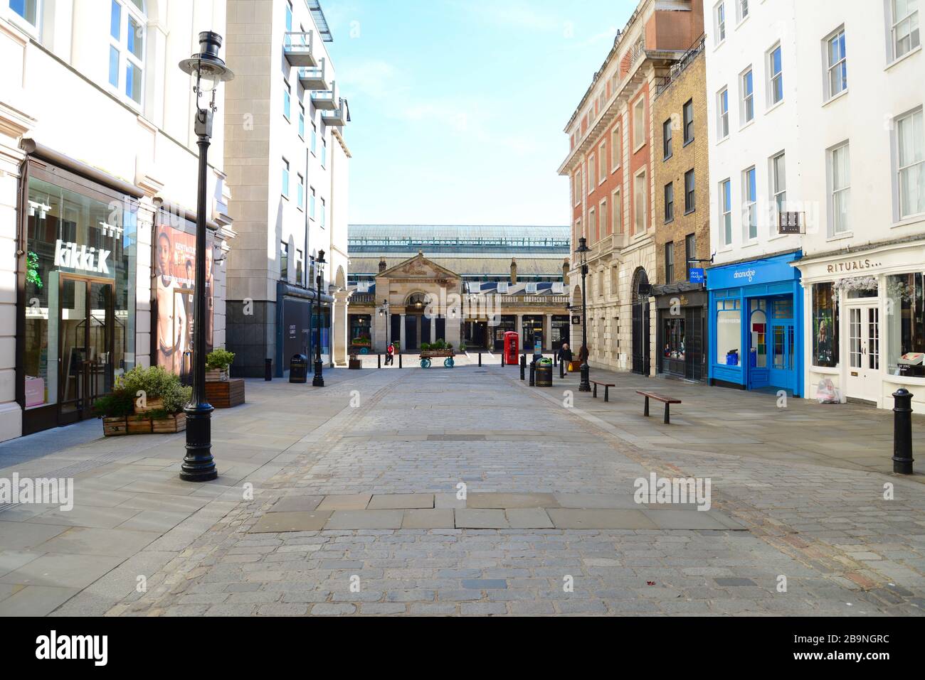 Un mercado abandonado de Covent Garden, el día antes del cierre de Londres como resultado de la pandemia del Coronavirus de 2020 Foto de stock